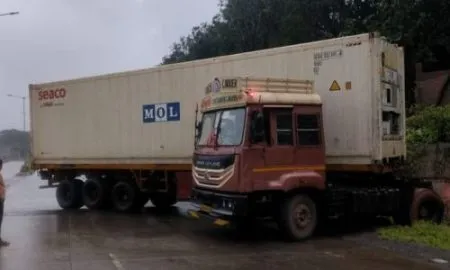 राजापूर महामार्गावरील स्पीडब्रेकर देताहेत अपघातांना आमंत्रण! स्पीडब्रेकरवरून उडाल्याने कंटेनरचा अपघात Rajapur highway accidents Container accident