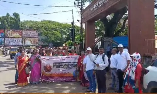 उमेदच्या कर्मचाऱ्यांचे रत्नागिरीत आंदोलन! जोरदार घोषणांनी परिसर दणाणून सोडला Umaid employees Ratnagiri