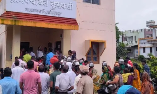 कुरुकली ग्रामपंचायतीवर महिलांचा घागर मोर्चा : पिण्याच्या पाण्यासाठी महिला आक्रमक Ghagar Morcha Kurukli GramPanchayat