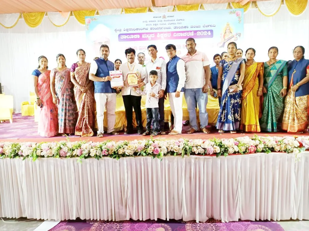Taluka Adarsh ​​Award to Kakati Marathi School SDMC