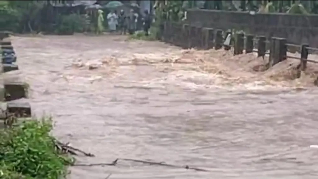 सत्तरीत ढगफुटी, 4 इंच पाऊस Seventies cloudburst, 4 inches of rain