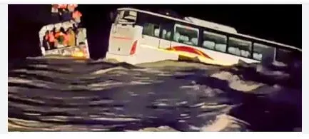 गुजरातमध्ये पुरात अडकली बस Bus stuck in flood in Gujarat