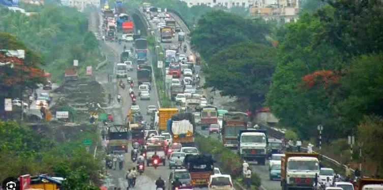 Queues of vehicles on the Pune-Bangalore National Highway