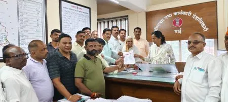 राज्य सरकारला सुबुद्धी दे! मराठा समाजाचे वाईच्या महागणपतीला साकडे घालून वाई तहसिल कार्यालयावर मोर्चा