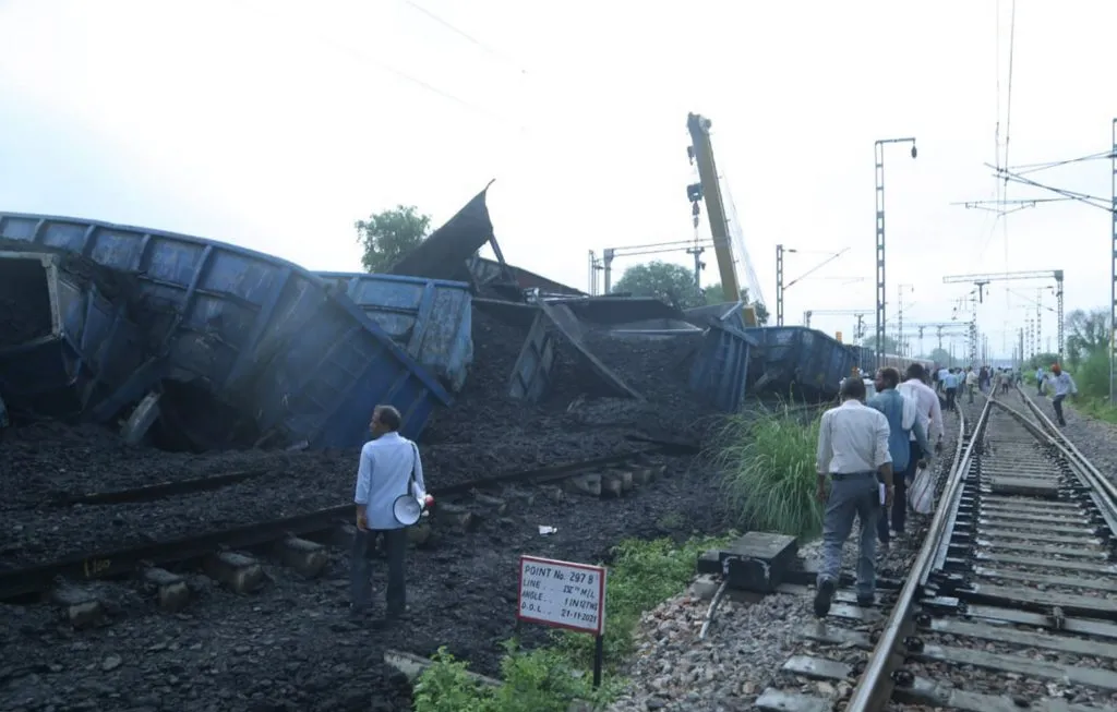 मथुरेत मालगाडीचे 25 डबे घसरले 25 coaches of goods train derailed in Mathura