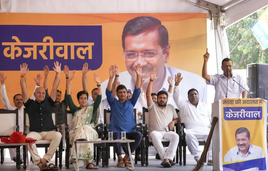 कलंकासोबत जगू शकत नाही : केजरीवाल Can't live with stigma: Kejriwal