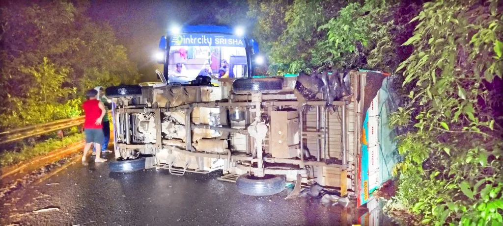 Chorlanjik Bolero van overturns: traffic jammed