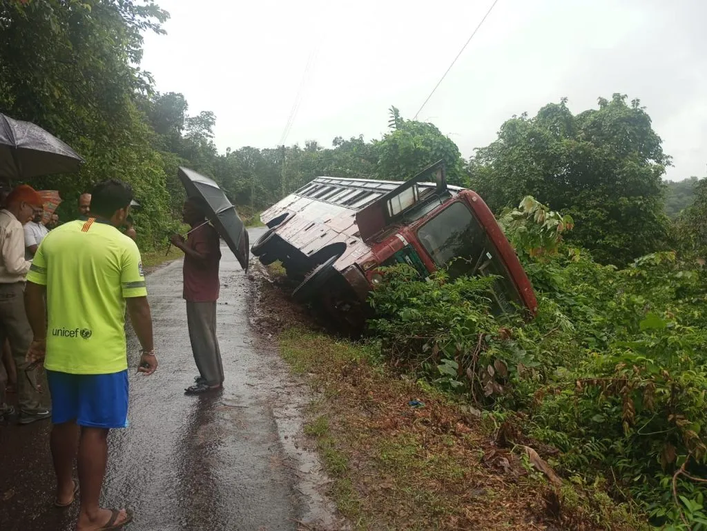 An ST bus overturned on the side of the road at Panwal village in Ratnagiri