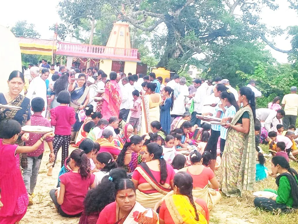 Distribution of Mahaprasad at Desura Sri Bramhlinga Temple