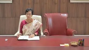 केजरीवालांसाठी आतिशी यांनी रिकामी ठेवली खुर्ची Atishi kept the chair empty for Kejriwal