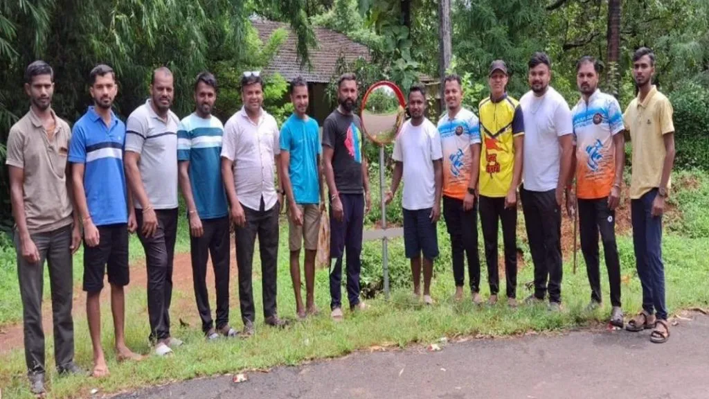 न्हावेली येथे बहिर्वक्र भिंगाचा आरसा स्वखर्चाने बसविला