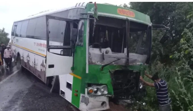 हाथरसमध्ये भीषण अपघात Fatal accident in Hathras