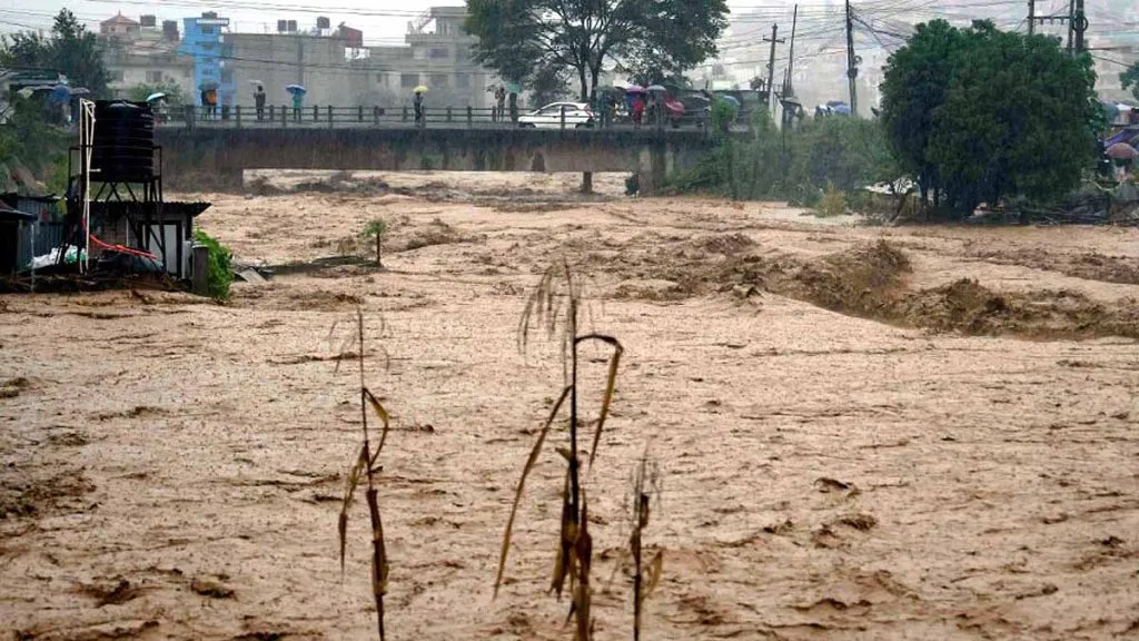 नेपाळमध्ये पूर, भूस्खलनामुळे मोठी हानी Floods, landslides cause huge damage in Nepal