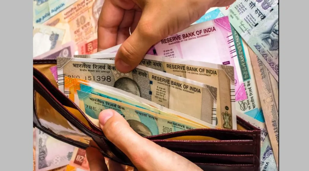 भूखंड देण्याच्या आमिषाने 5.77 लाखांना घातला गंडा 5.77 lakhs duped with the lure of giving plots