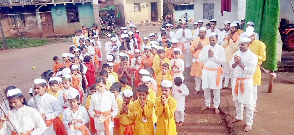 Spontaneous response of children to Durgamata Daud at Kallehol