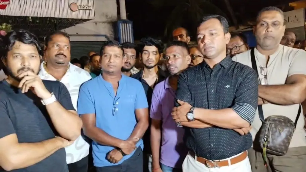 तरुणींना छेडणाऱ्या पर्यटकांना चोप Chop the tourists who molest young women