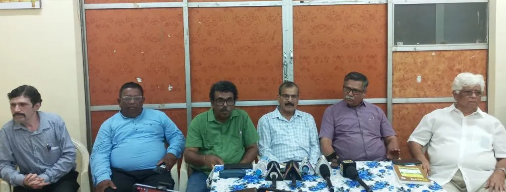 मराठीला आता राजभाषेचा दर्जा द्यावा Marathi should now be given the status of a royal language