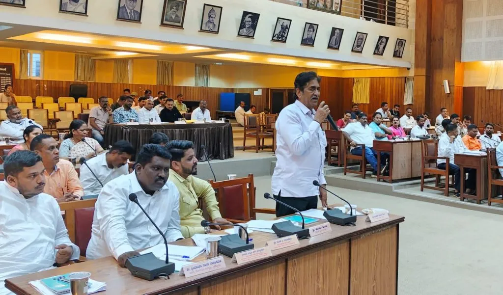 आम्ही जनतेचे सेवक; जनतेला त्रास देण्याचा अधिकार नाही We are servants of the people; People have no right to disturb