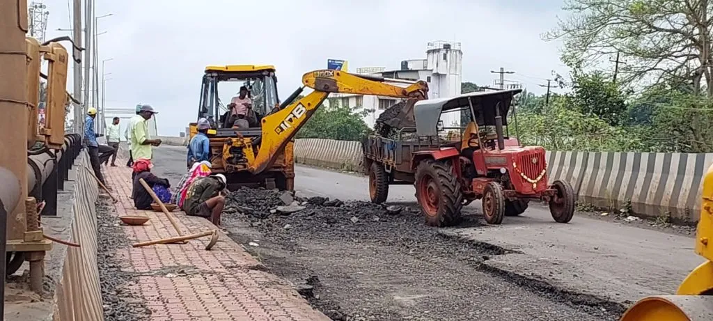 तिसरे रेल्वेगेट उड्डाणपुलाच्या दुरुस्तीला प्रारंभ Repair of 3rd Railgate flyover started