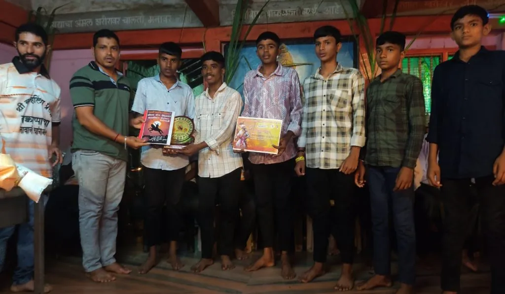 Prize distribution of fort competitions at Khadarwadi in excitement