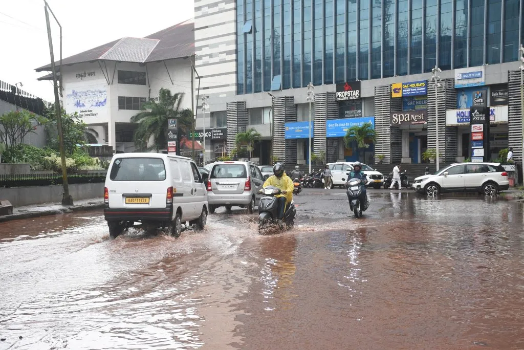मान्सूनोत्तर पावसाचा धुमाकूळ Post-monsoon rain fog