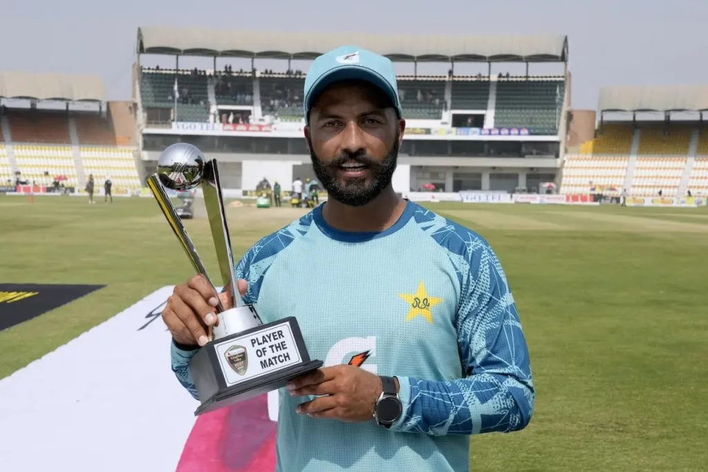 पाकचा इंग्लंडवर 152 धावांनी विजय Pakistan beat England by 152 runs