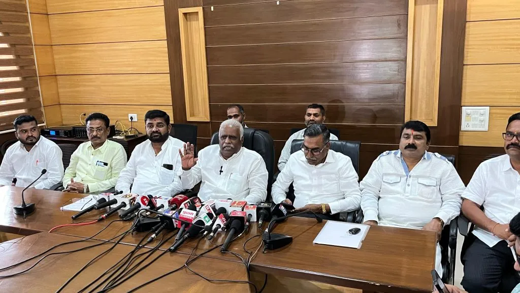 शहरातील निकृष्ट उड्डाणपुलाबाबत चौकशीची मागणी Demand inquiry into poor flyover in city