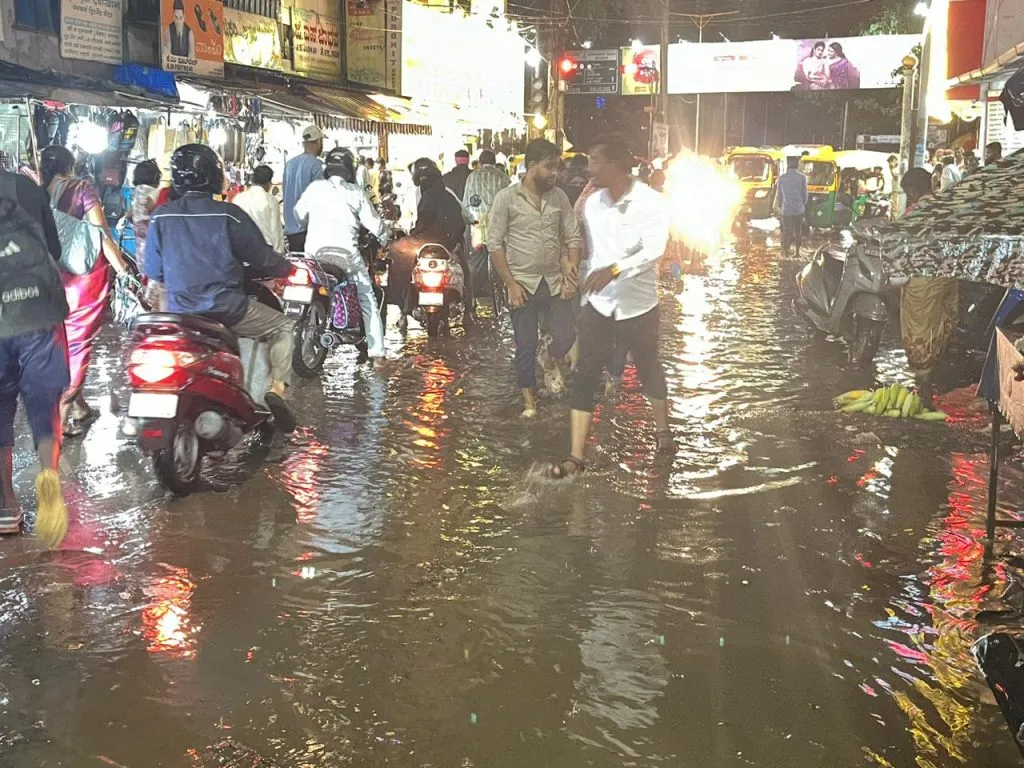 Due to the sudden rain, there is dust everywhere