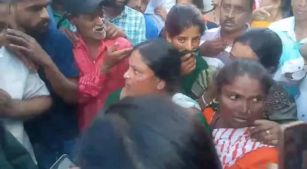 चोरीच्या उद्देशाने फिरणाऱ्या चार महिला पोलिसांच्या ताब्यात Four women roaming with intent to steal are in police custody