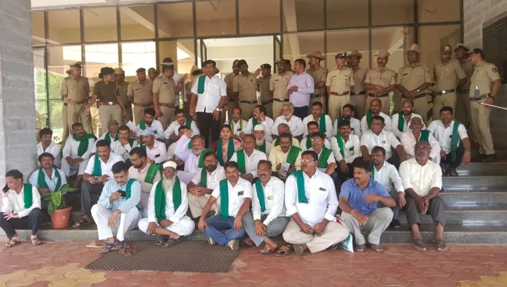 Farmers protest in front of Nijlingappa Sugar Institute