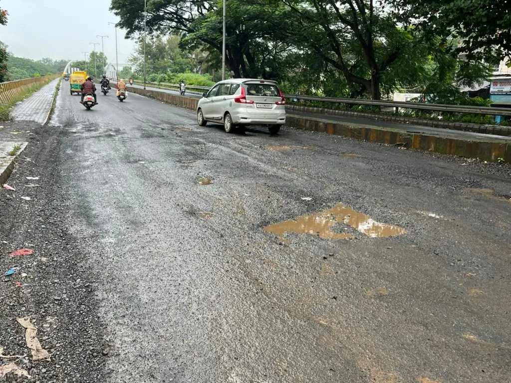 सर्वच उड्डाणपुलावरील रस्त्याची दुरवस्था Bad condition of road on all flyovers