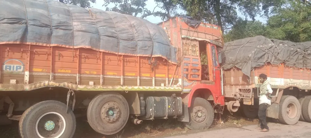 A truck hit a tree near Gunjin