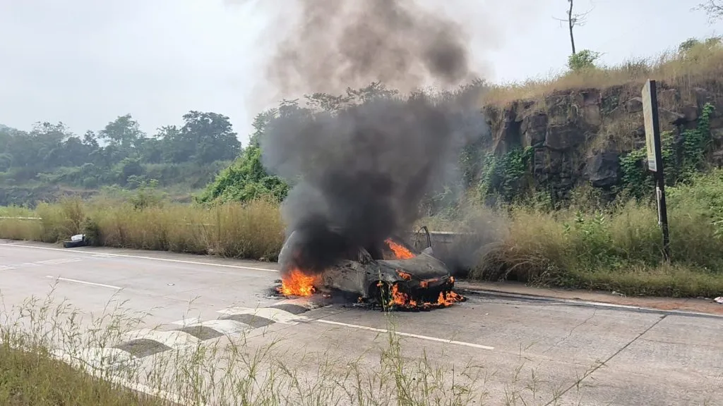 भोस्ते घाटात बर्निंग कारचा थरार The thrill of burning cars at Bhoste Ghat