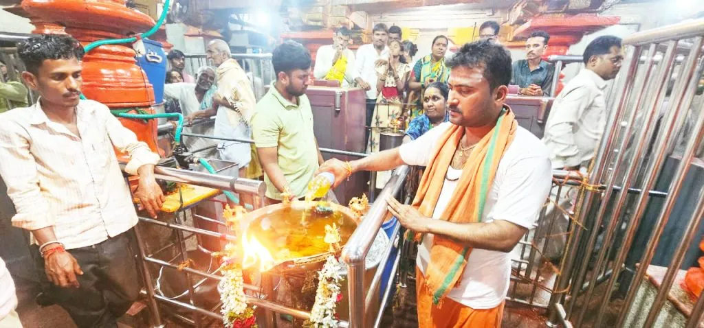 Offering 16 tonnes of oil to Saundatti Yallamma Devi