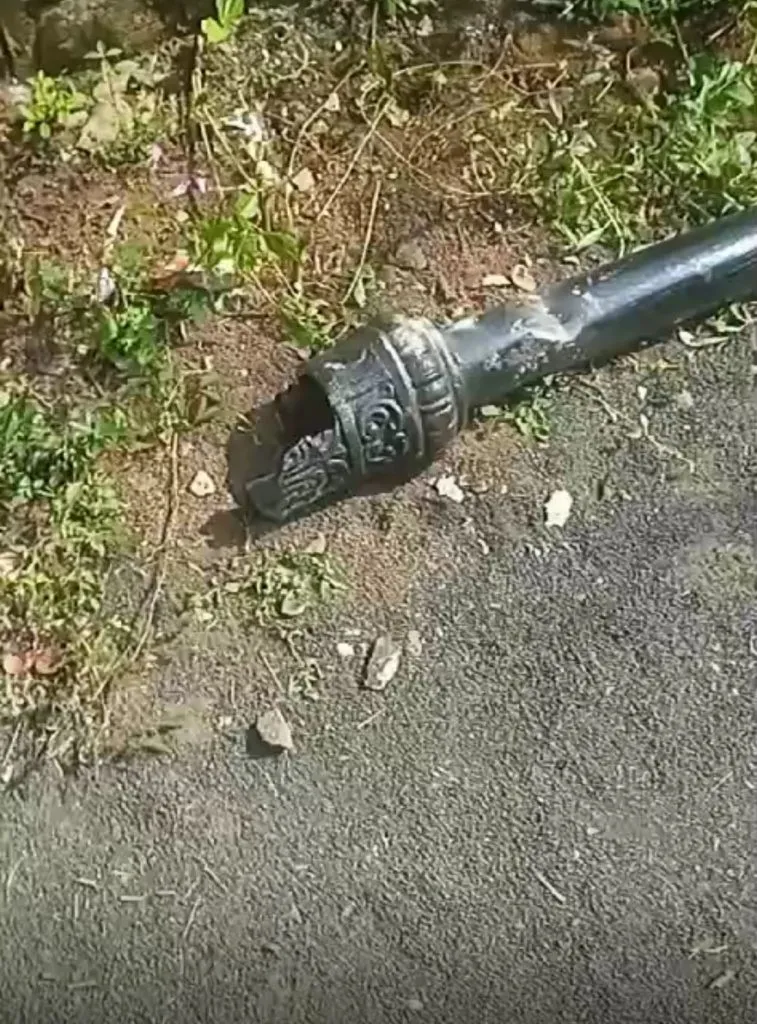 व्हॅक्सिन डेपो परिसरातील शोभेच्या दिव्यांचे खांब चोरीचा प्रयत्न Attempted theft of ornamental lamp posts in the Vaccine Depot area