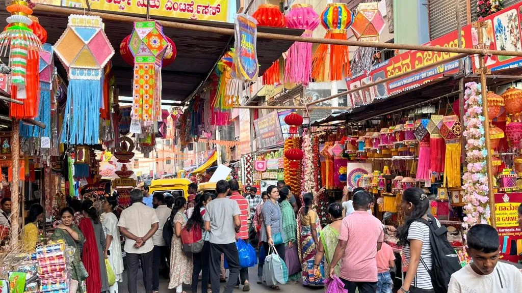 दिवाळीच्या खरेदीसाठी बाजारात गर्दी Crowded market for Diwali shopping