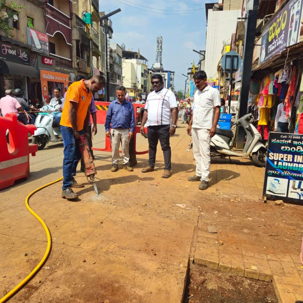 Notice from the corporators about the water channel leakage on Shahapur Khadebazar main road
