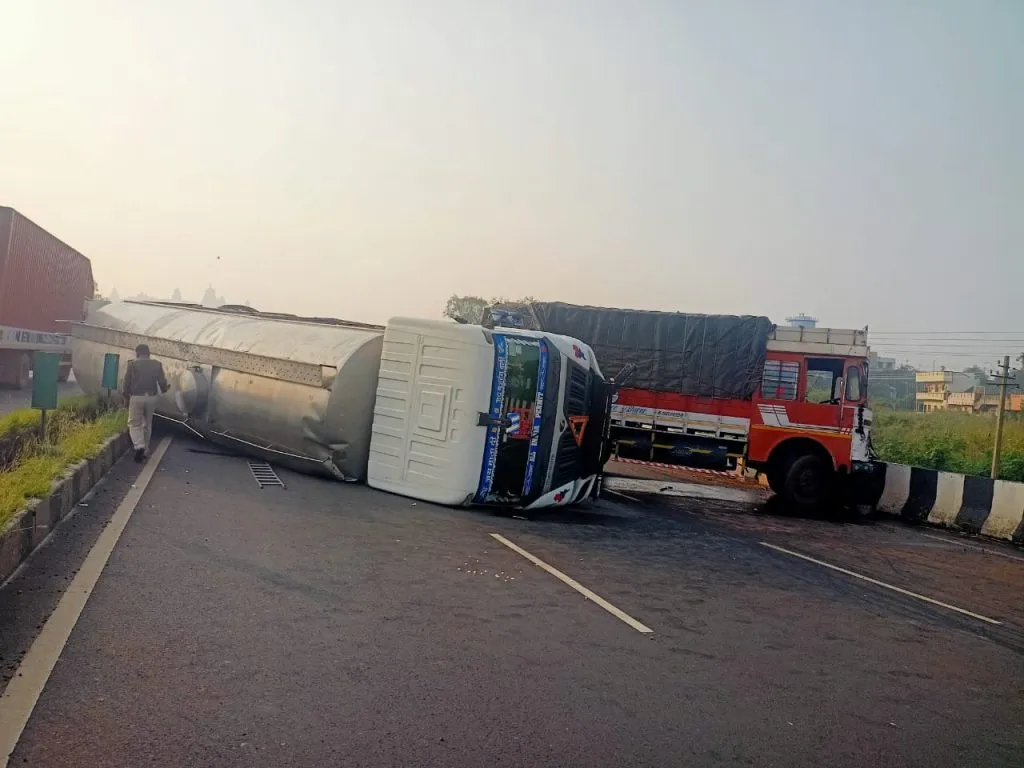 Oil tanker overturned on Halga Bridge