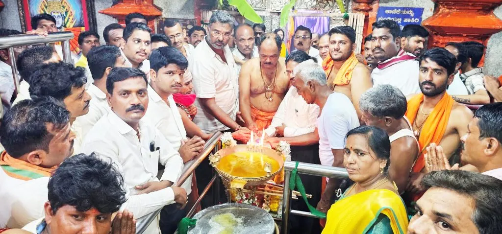 Lakhs of devotees took darshan of Yallamma Devi on Ghatasthapana day itself