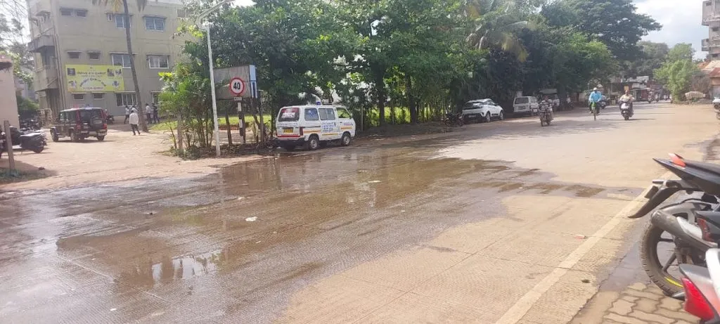 Leak in front of Shahapur Police Station