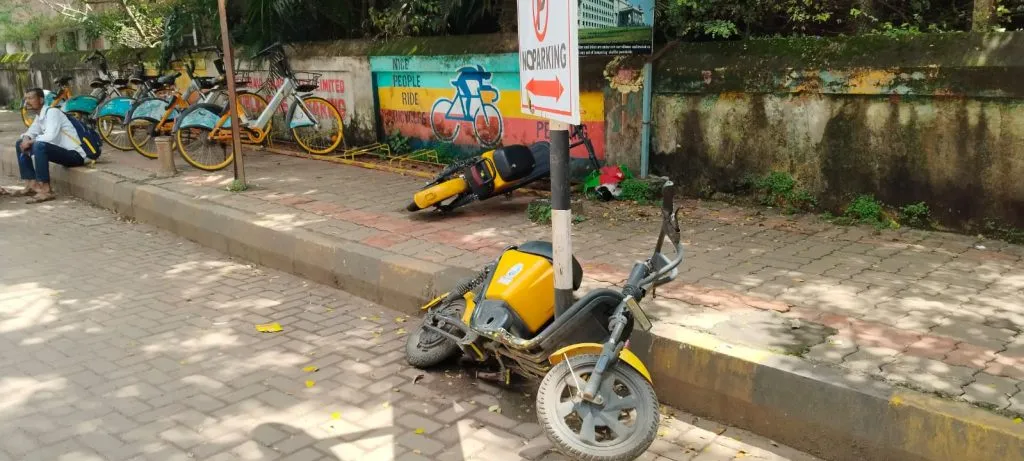 Bicycles and vehicles in the Smart City scheme are in the dust
