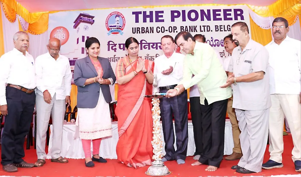 पायोनियर बँकेच्या नूतन शाखेचे हिंडलगा येथे उद्घाटन Inauguration of Pioneer Bank's new branch at Hindalaga