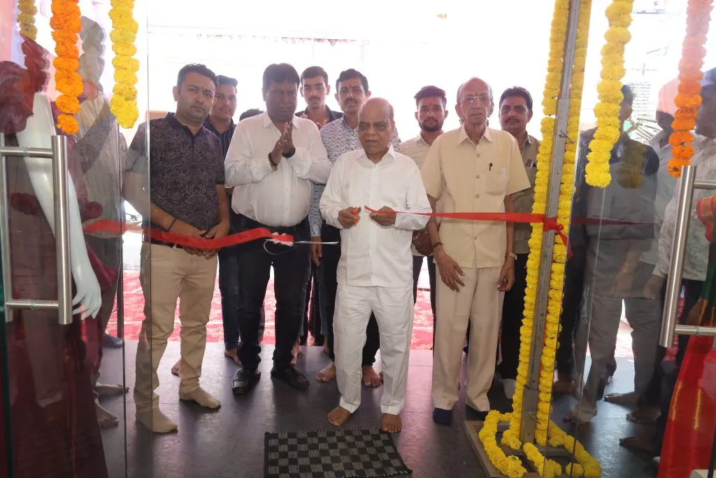 Grand opening of Dwarkadas Shamkumar Textiles