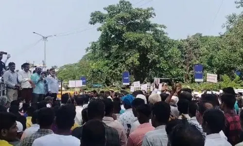 रत्नागिरी जिल्हाधिकारी कार्यालयावर शेतकऱ्यांचा धडक मोर्चा! इको सेन्सिटिव्ह झोन रद्द करण्याची प्रमुख मागणी Farmers march Ratnagiri Collectorate