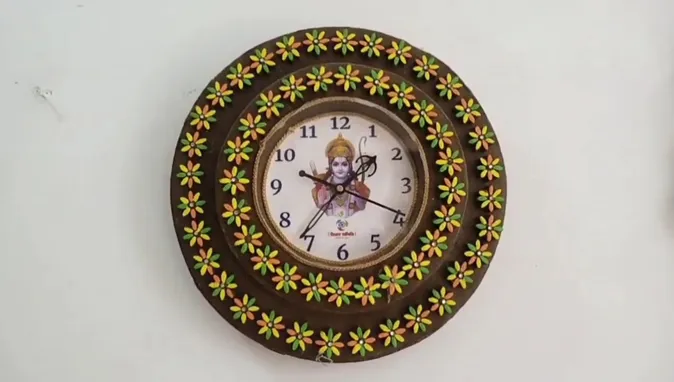 ‘शेणा’च्या घड्याळाला जगभर मागणी 'Shena' watch is in demand all over the world