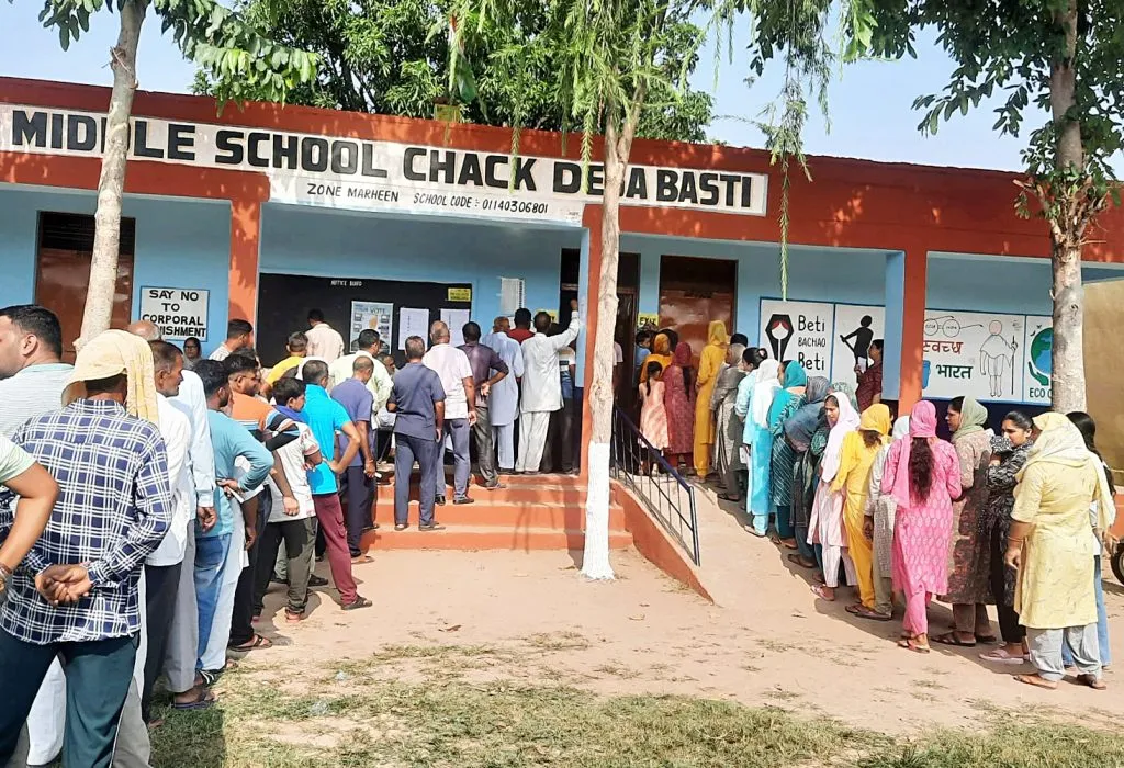 तिसऱ्या टप्प्यात 62 टक्के मतदान 62 percent voting in the third phase