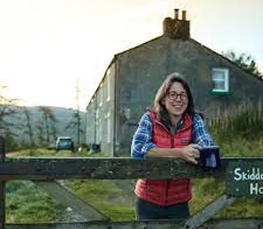 पर्वतावर एकटीच राहणारी महिला A woman living alone on a mountain