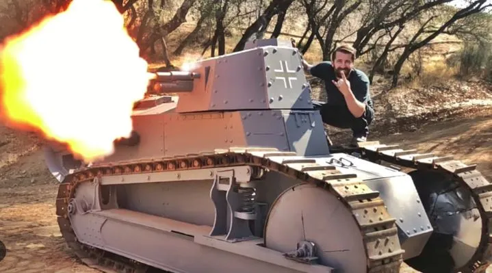 घरातच तयार केला रणगाडा 34-year-old Cameron Swinney of California built the tank himself