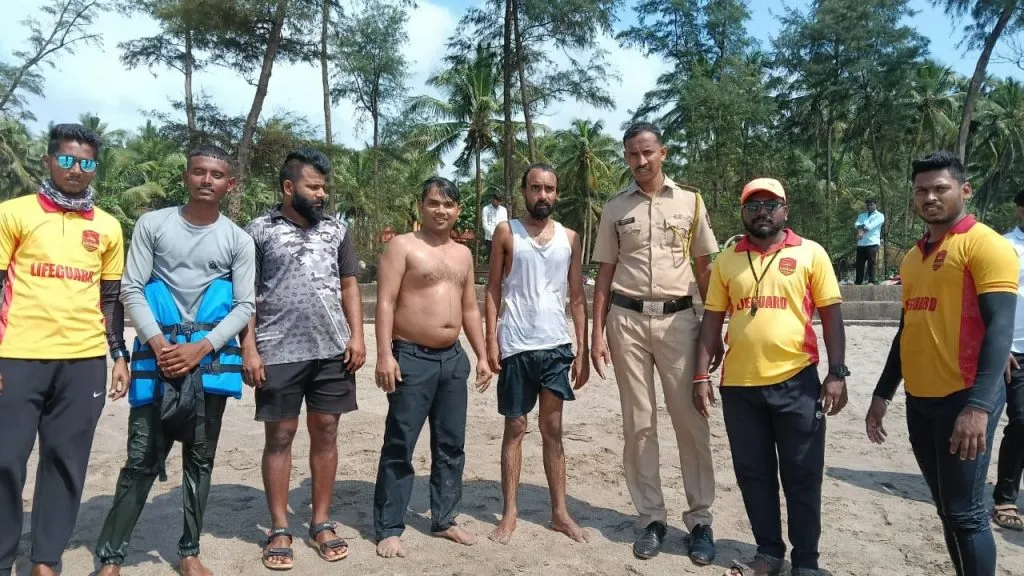 गणपतीपुळेत बुडणाऱ्या दोघा पर्यटकांना वाचवण्यात यश Success in saving two drowning tourists in Ganpatipule