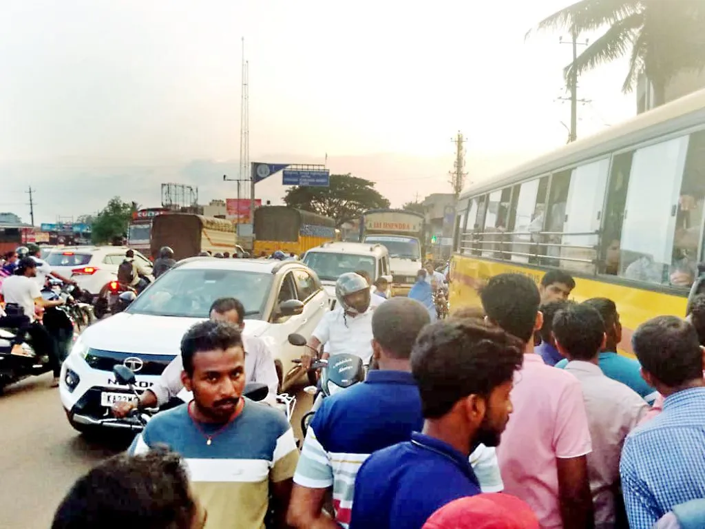 Inconvenience due to traffic jam at Piranwadi Shivaji Maharaj Chowk